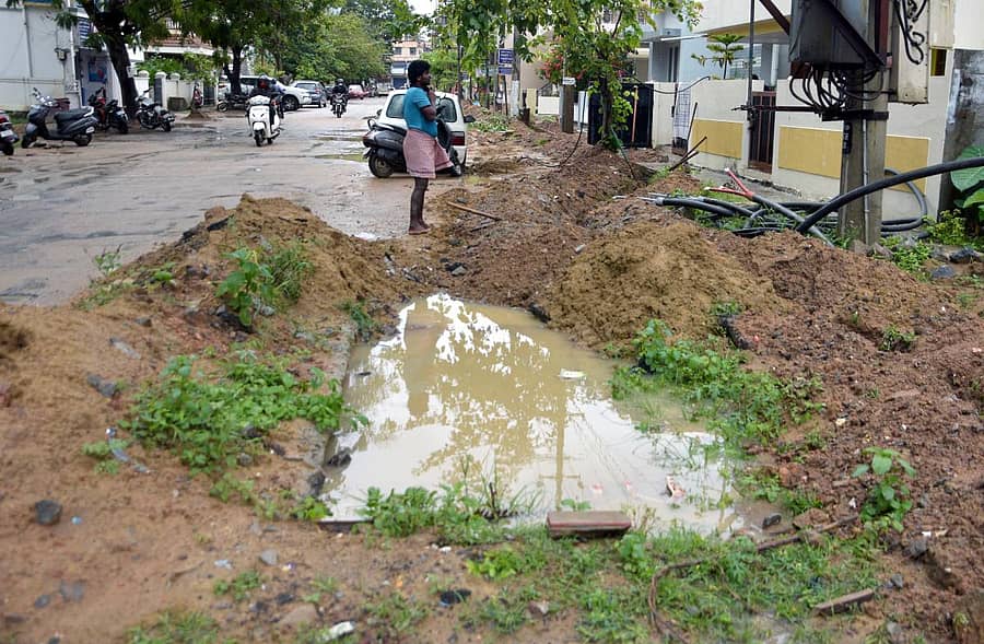 ಶಿವಮೊಗ್ಗದ ಗಾಂಧಿನಗರ ರಸ್ತೆ ಪಕ್ಕದಲ್ಲಿ ಸ್ಮಾರ್ಟ್ ಸಿಟಿ ಕಾಮಗಾರಿಯಿಂದಾದ ಸ್ಮಾರ್ಟ್‌ ಹೊಂಡ