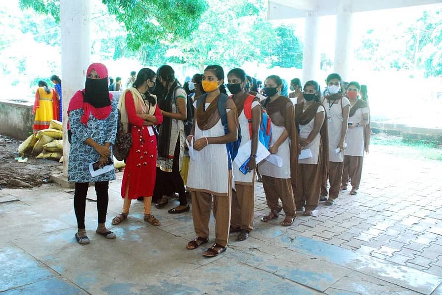 ಅಳ್ನಾವರದ ಸರ್ಕಾರಿ ಪ್ರಥಮ ದರ್ಜೆ ಕಾಲೇಜಿನ ವಿದ್ಯಾರ್ಥಿನಿಯರು ಸರತಿಯಲ್ಲಿ ನಿಂತು ಲಸಿಕೆ ಪಡೆದರು
