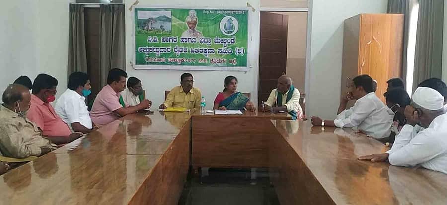 ಹಿರಿಯೂರಿನ ಪ್ರವಾಸಿ ಮಂದಿರದ ಸಭಾಂಗಣದಲ್ಲಿ ಭಾನುವಾರ ಶಾಸಕಿ ಪೂರ್ಣಿಮಾ ಶ್ರೀನಿವಾಸ್ ಅಧ್ಯಕ್ಷತೆಯಲ್ಲಿ ನೀರಾವರಿ ಯೋಜನೆ ಜಾರಿ ಕುರಿತು ರೈತ ಮುಖಂಡರ ಸಭೆ ನಡೆಯಿತು.