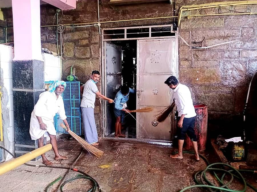ಉಚ್ಚಂಗಿದುರ್ಗ ಉಚ್ಚೆಂಗೆಮ್ಮ ದೇವಸ್ಥಾನವನ್ನು ಮುಜಾರಾಯಿ ಇಲಾಖೆ ಸಿಬ್ಬಂದಿ ಸ್ವಚ್ಛಗೊಳಿಸಿದರು.