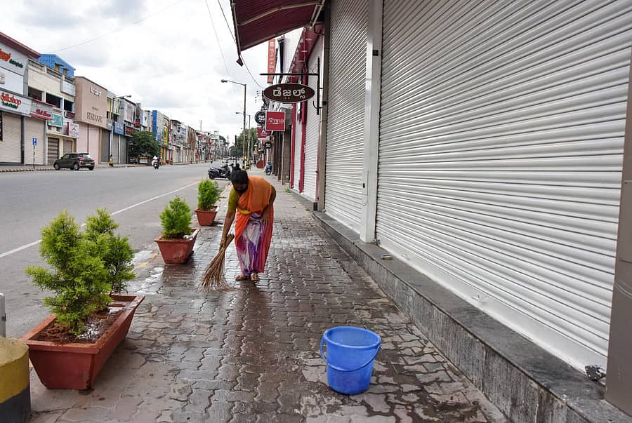 ಮೈಸೂರಿನಲ್ಲಿ ಸೋಮವಾರದಿಂದ ಲಾಕ್‌ಡೌನ್‌ ತೆರವಾಗಲಿದ್ದು, ದೇವರಾಜ ಅರಸು ರಸ್ತೆಯ ಅಂಗಡಿಯೊಂದರ ಮುಂಭಾಗ ಭಾನುವಾರ ಮಹಿಳೆಯೊಬ್ಬರು ಸ್ವಚ್ಛತಾ ಕೆಲಸದಲ್ಲಿ ತೊಡಗಿದ್ದರು