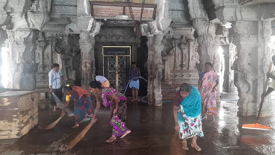 ಸೋಮವಾರ ಹಂಪಿ ವಿರೂಪಾಕ್ಷೇಶ್ವರ ದೇವಸ್ಥಾನದ ಬಾಗಿಲು ಸಾರ್ವಜನಿಕರಿಗೆ ತೆರೆಯಲಿದ್ದು, ಮುನ್ನಾದಿನವಾದ ಭಾನುವಾರ ಕಾರ್ಮಿಕರು ದೇಗುಲದ ಆವರಣ ಸ್ವಚ್ಛಗೊಳಿಸಿದರು