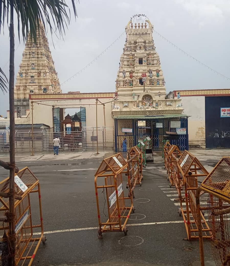 ಸೋಮವಾರದಿಂದ ಭಕ್ತರ ದರ್ಶನಕ್ಕೆ ಅವಕಾಶ ಮಾಡಿಕೊಡುವುದಕ್ಕಾಗಿ ದೇವಾಲಯದ ಮುಂಭಾಗ ಬ್ಯಾರಿಕೇಡ್‌ಗಳನ್ನು ಅಳವಡಿಸಲಾಗಿದೆ