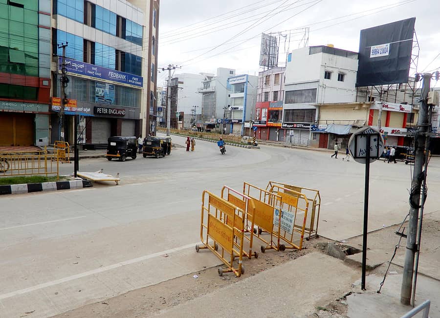 ಹಾಸನ ನಗರದ ಬಿ.ಎಂ. ರಸ್ತೆಯಲ್ಲಿ ಲಾಕ್‌ಡೌನ್‌ ಹಿನ್ನೆಲೆ ವಾಹನ ಸಂಚಾರ ವಿರಳವಾಗಿತ್ತು