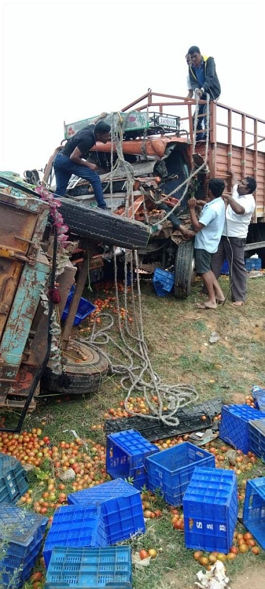 ಅಪಘಾತದಿಂದ ಟೆಂಪೊ ಒಳಗೆ ಸಿಲುಕಿದ್ದ ನೂರ್ ಅಹಮ್ಮದ್ ಅವರನ್ನು ಸಾರ್ವಜನಿಕರು ಹೊರಗೆ ಎಳೆಯುತ್ತಿರುವುದು