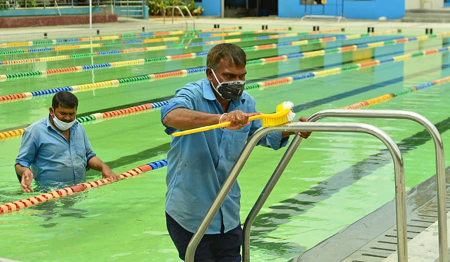 ಸೋಮವಾರದಿಂದ ಈಜುಕೊಳಗಳನ್ನು ತೆರೆಯಲು ಸರ್ಕಾರ ಅನುಮತಿ ನೀಡಿರುವ ಕಾರಣ ಬೆಂಗಳೂರಿನ ಬಸವನಗುಡಿಯ ಈಜುಕೊಳವನ್ನು ಸಿಬ್ಬಂದಿ ಭಾನುವಾರ ಸ್ವಚ್ಛಗೊಳಿಸಿದರು ಪ್ರಜಾವಾಣಿ ಚಿತ್ರ/ರಂಜು ಪಿ.