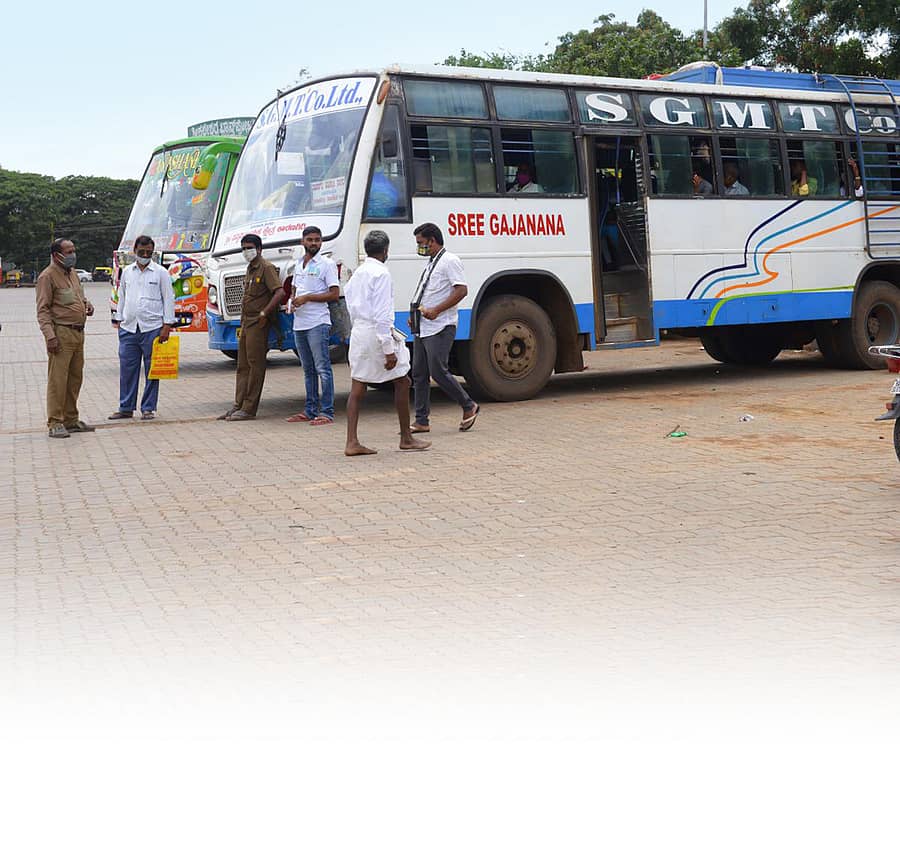 ದಾವಣಗೆರೆಯ ಖಾಸಗಿ ಬಸ್ ನಿಲ್ದಾಣದಲ್ಲಿ ಬಸ್ ಸಂಚಾರ ಆರಂಭವಾಗಿದ್ದು, ಪ್ರಯಾಣಿಕರ ಸಂಖ್ಯೆ ವಿರಳವಾಗಿತ್ತು.