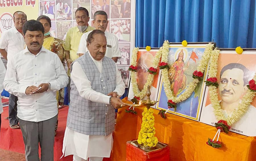 ಶಿವಮೊಗ್ಗದ ಜಿಲ್ಲಾ ಬಿಜೆಪಿ ಕಚೇರಿಯಲ್ಲಿ ಭಾನುವಾರ ಹಮ್ಮಿಕೊಂಡಿದ್ದ ಕಾರ್ಯಕಾರಿಣಿಯನ್ನು ಜಿಲ್ಲಾ ಉಸ್ತುವಾರಿ ಸಚಿವ ಕೆ.ಎಸ್.ಈಶ್ವರಪ್ಪ ಉದ್ಘಾಟಿಸಿದರು. ಸಂಸದ ಬಿ.ವೈ. ರಾಘವೇಂದ್ರ ಇದ್ದರು.