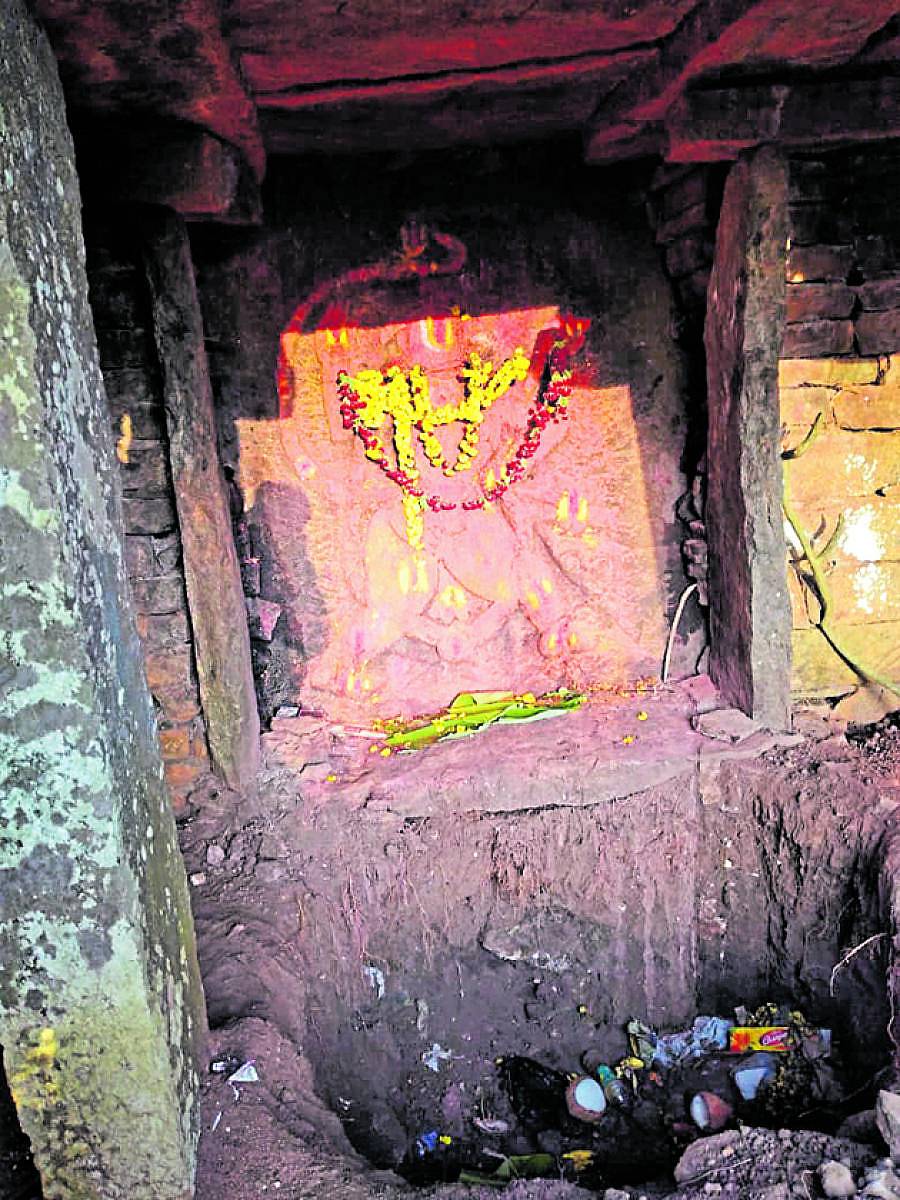 ನಿಧಿಗಾಗಿ ದೇವರ ವಿಗ್ರಹದ ಮುಂದೆ ಅಗೆಯಲಾಗಿದೆ. ಸಮೀಪವೇ ಶವ ಸಿಕ್ಕಿದೆ
