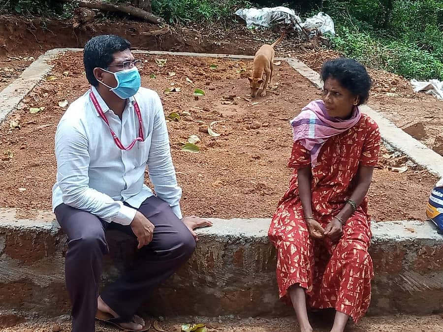 ಹೆಬ್ರಿ ತಾಲ್ಲೂಕು ವರಂಗ ಗ್ರಾಮ ಪಂಚಾಯಿತಿಯ ಹಳೆಮಜಲು ಮನೆಯ ಮಹಿಳೆ ಪ್ರೇಮಾ ಪೂಜಾರಿ ಅವರನ್ನು ತಹಶೀಲ್ದಾರ್ ಪುರಂದರ್ ಕೆ ಭೇಟಿ ಮಾಡಿದರು.