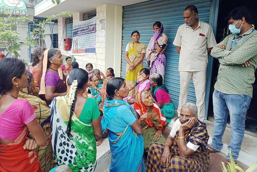 ಕನಕಗಿರಿ ಪಟ್ಟಣ ಪಂಚಾಯಿತಿ ಕಚೇರಿ ಎದುರು ಮಹಿಳೆಯರು ಪ್ರತಿಭಟನೆ ನಡೆಸಿದರು