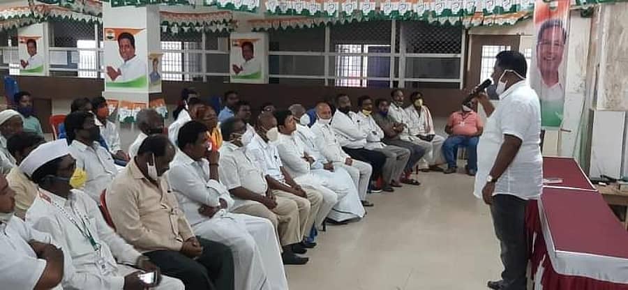 ಹೊಸಪೇಟೆಯಲ್ಲಿ ಸೋಮವಾರ ನಡೆದ ಸಭೆಯಲ್ಲಿ ಬ್ಲಾಕ್ ಕಾಂಗ್ರೆಸ್ ಸಮಿತಿ ಅಧ್ಯಕ್ಷ ಮೊಹಮ್ಮದ್ ಇಮಾಮ್ ನಿಯಾಜಿ ಮಾತನಾಡಿದರು