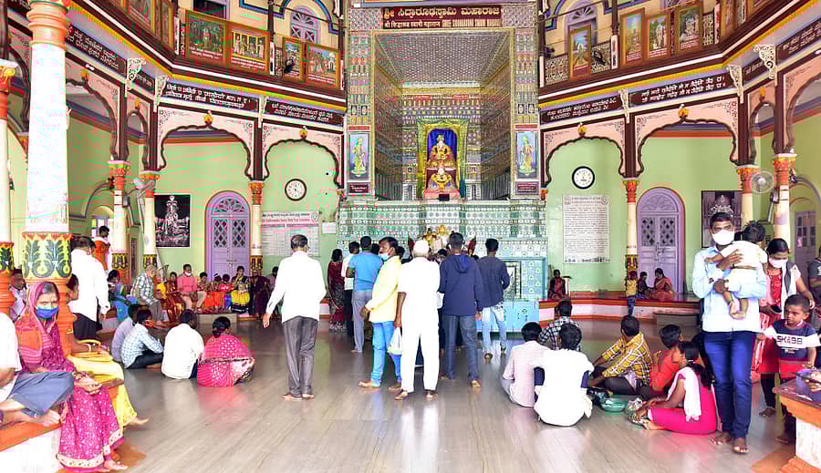 ಹುಬ್ಬಳ್ಳಿಯ ಸಿದ್ಧಾರೂಢ ಮಠದ ಕೈಲಾಸ ಮಂಟಪದಲ್ಲಿ ಸೋಮವಾರ ಕಂಡುಬಂದ ಭಕ್ತರು– ಪ್ರಜಾವಾಣಿ ಚಿತ್ರ