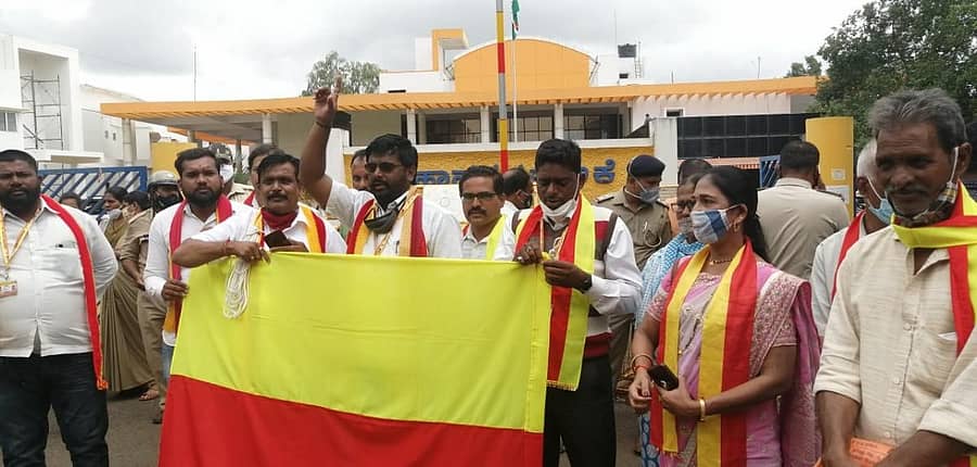 ಬೆಳಗಾವಿಯ ಮಹಾನಗರಪಾಲಿಕೆ ಎದುರಿನ ಧ್ವಜಸ್ತಂಭದಲ್ಲಿ ಹೊಸ ಕನ್ನಡ ಬಾವುಟ ಅಳವಡಿಸುವಂತೆ ಆಗ್ರಹಿಸಿ ಹೋರಾಟಗಾರರು ಸೋಮವಾರ ಪ್ರತಿಭಟನೆ ನಡೆಸಿದರು