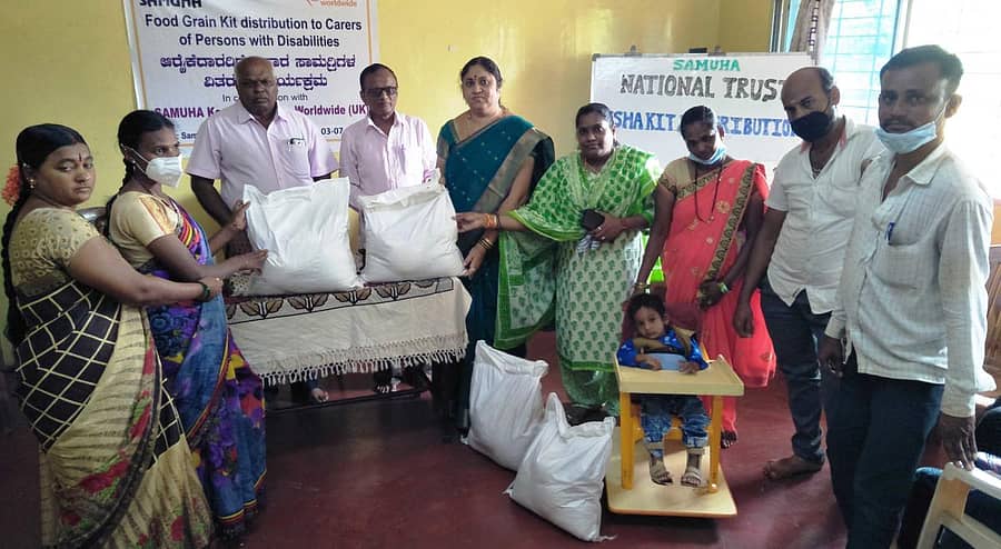 ಕೊಪ್ಪಳದ ಸಮೂಹ ಸಂಸ್ಥೆ ಹಾಗೂ ಕೇರರ್ಸ್ ವರ್ಲ್ಡ್ವೈಡ್ ಸಹಭಾಗಿತ್ವದಲ್ಲಿ ನಗರದ ಸಮೂಹ ಕ್ಯಾಂಪಸ್ನಲ್ಲಿ ಹಮ್ಮಿಕೊಂಡಿದ್ದ ತೀವ್ರ ಪ್ರಮಾಣದ ಅಂಗವಿಕಲರ ಆರೈಕೆಯಲ್ಲಿ ತೊಡಗಿರುವ ಆರೈಕೆದಾರರಿಗೆ ಆಹಾರ ಸಾಮಗ್ರಿಯನ್ನು ನಗರಸಭೆ ಅಧ್ಯಕ್ಷತೆ ಲತಾ ಚಿನ್ನೂರು ವಿತರಿಸಿದರು