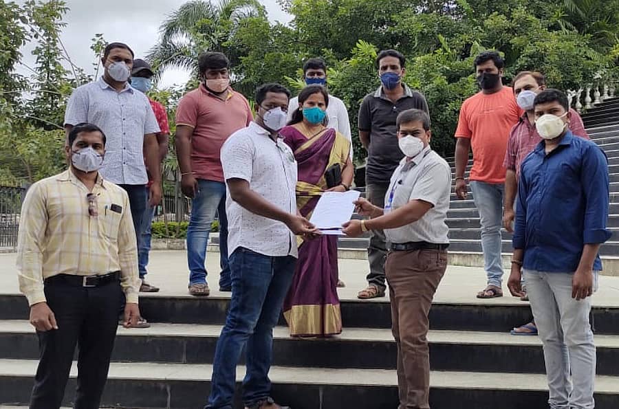 ಶಿವಮೊಗ್ಗ ಸೋಗಾನೆ ವಿಮಾನನಿಲ್ದಾಣಕ್ಕೆ ಶಿವಪ್ಪನಾಯಕರ ಹೆಸರಿಡಬೇಕು ಎಂದು ಒತ್ತಾಯಿಸಿ ರಾಜ್ಯ ನಾಗರಿಕ ರಕ್ಷಣಾ ಸಮಿತಿ ಕಾರ್ಯಕರ್ತರು ಸೋಮವಾರ ಜಿಲ್ಲಾಡಳಿತಕ್ಕೆ ಮನವಿ ಸಲ್ಲಿಸಿದರು.