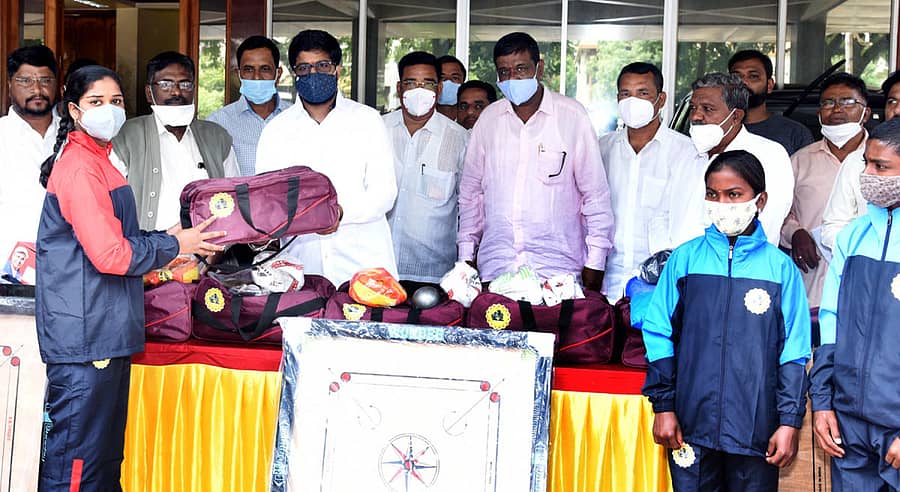 ಗೋಕಾಕದಲ್ಲಿ ಯುವಜನ ಸಬಲೀಕರಣ ಮತ್ತು ಕ್ರೀಡಾ ಇಲಾಖೆಯಿಂದ ಕ್ರೀಡಾ ಸಾಮಗ್ರಿಗಳ ಕಿಟ್‌ಗಳ ವಿತರಣೆಗೆ ಕೆಎಂಎಫ್ ನಿರ್ದೇಶಕ ಅಮರನಾಥ ಜಾರಕಿಹೊಳಿ ಸೋಮವಾರ ಚಾಲನೆ ನೀಡಿದರು