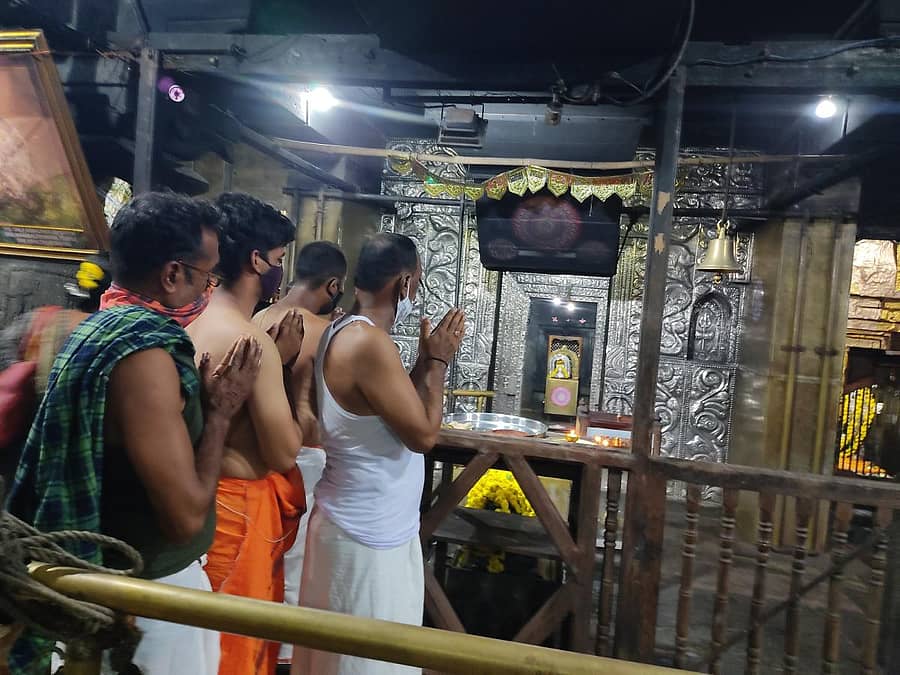 ಗೋಕರ್ಣ ಮಹಾಬಲೇಶ್ವರ ದೇವಸ್ಥಾನದಲ್ಲಿ ನಂದಿ ಮಂಟಪದಿಂದಲೇ ದೇವರ ದರ್ಶನ ಪಡೆದ ಭಕ್ತರು.