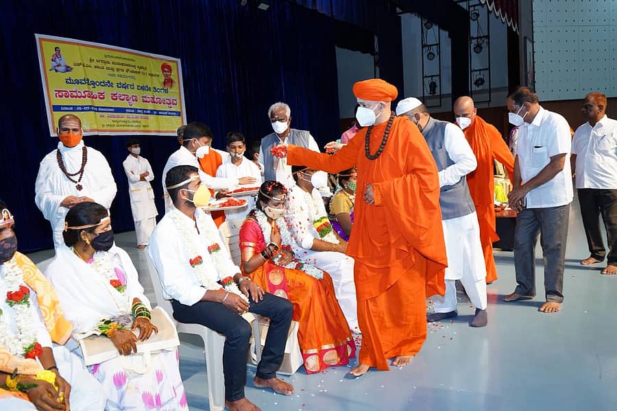 ಚಿತ್ರದುರ್ಗದ ಮುರುಘಾ ಮಠದಲ್ಲಿ ಸೋಮವಾರ ನಡೆದ ಸಾಮೂಹಿಕ ವಿವಾಹದಲ್ಲಿ ವಧು–ವರರನ್ನು ಹರಸಿದ ಶಿವಮೂರ್ತಿ ಮುರುಘಾ ಶರಣರು.