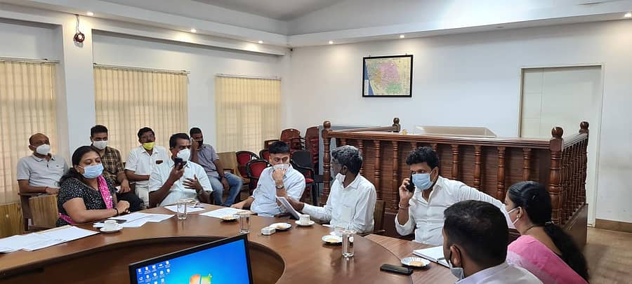 ದಕ್ಷಿಣ ಕನ್ನಡ ಜಿಲ್ಲೆಯಲ್ಲಿ ಪಡಿತರ ಚೀಟಿಗಳ ಪರಿವರ್ತನೆ ಪುನರ್ ಪರಿಶೀಲನೆ ಕುರಿತಂತೆ ಸೋಮವಾರ ಜಿಲ್ಲಾಧಿಕಾರಿ ಕಚೇರಿ ಸಭಾಂಗಣದಲ್ಲಿ ನಡೆದ ಸಭೆಯ ಅಧ್ಯಕ್ಷತೆ ವಹಿಸಿ ಸಚಿವ ಕೋಟ ಶ್ರೀನಿವಾಸ ಪೂಜಾರಿ ಮಾತನಾಡಿದರು.