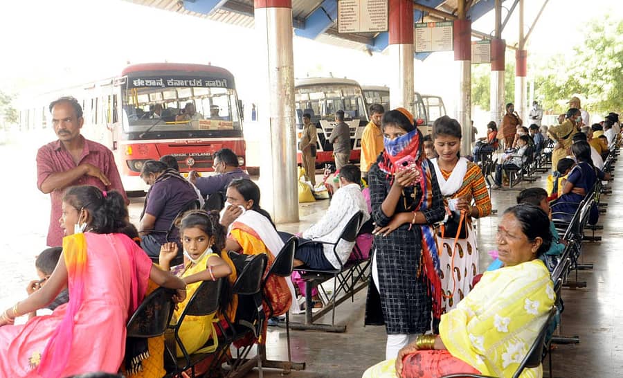 ಬೀದರ್ನ ಕೇಂದ್ರ ಬಸ್ ನಿಲ್ದಾಣದಲ್ಲಿ ಸೋಮವಾರ ಕಂಡು ಬಂದ ಪ್ರಯಾಣಿಕರು
