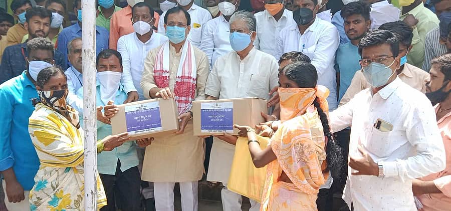 ಬೀದರ್ ತಾಲ್ಲೂಕಿನ ಜನವಾಡದಲ್ಲಿ ಕಟ್ಟಡ ಕಾರ್ಮಿಕರಿಗೆ ಆಹಾರಧಾನ್ಯ ಕಿಟ್ ವಿತರಣೆ ಮಾಡಲಾಯಿತು