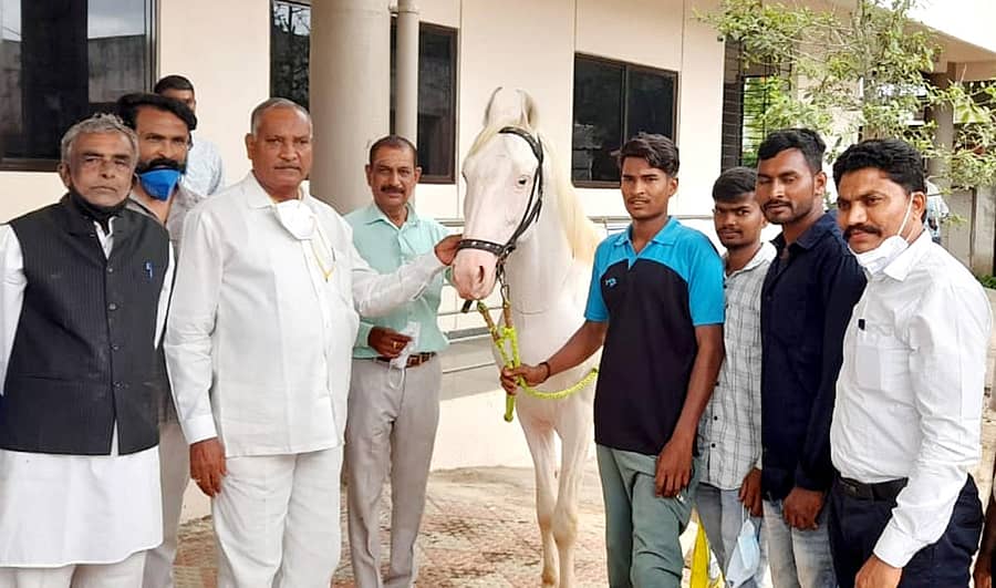 ಹಾವೇರಿ ನಗರದ ಜಿಲ್ಲಾ ಪಾಲಿಕ್ಲಿನಿಕ್ ಪಶು ಆಸ್ಪತ್ರೆ ಆವರಣದಲ್ಲಿ ಉಚಿತ ರೇಬಿಸ್ ಲಸಿಕೆ ಕಾರ್ಯಕ್ರಮಕ್ಕೆ ಶಾಸಕ ನೆಹರು ಓಲೇಕಾರ ಚಾಲನೆ ನೀಡಿದರು. ಪಶುಸಂಗೋಪನಾ ಇಲಾಖೆ ಉಪನಿರ್ದೇಶಕ ಡಾ.ರಾಜೀವ ಎನ್. ಕೂಲೇರ ಇದ್ದಾರೆ