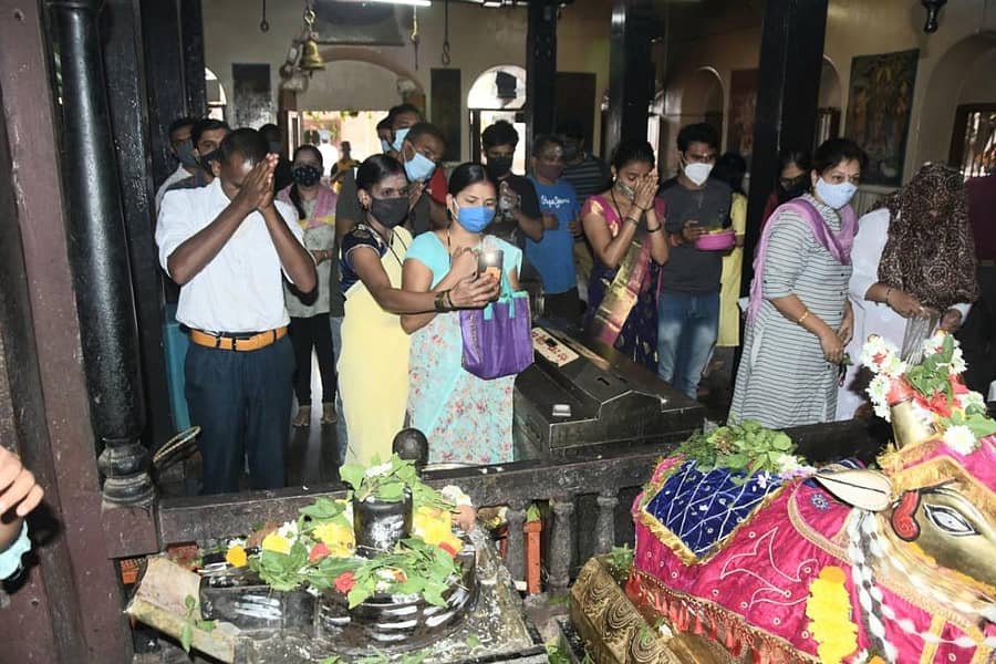 ಲಾಕ್ಡೌನ್ ವಿನಾಯಿತಿ ಹಿನ್ನೆಲೆಯಲ್ಲಿ ಬೆಳಗಾವಿಯ ಕಪಿಲೇಶ್ವರ ಮಂದಿರದಲ್ಲಿ ಸಾರ್ವಜನಿಕರ ದರ್ಶನಕ್ಕೆ ಸೋಮವಾರ ಅವಕಾಶ ನೀಡಲಾಯಿತುಪ್ರಜಾವಾಣಿ ಚಿತ್ರ