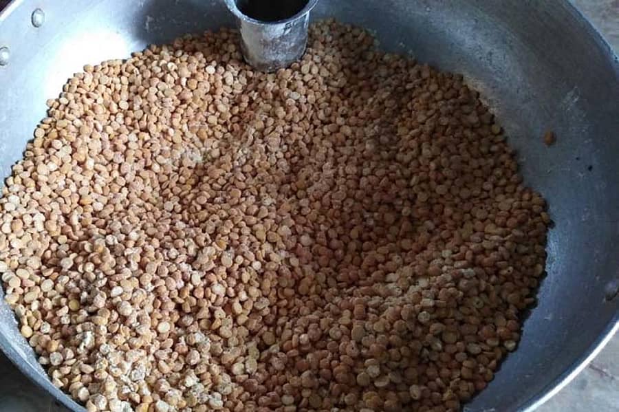 ಹುಳು ಬಿದ್ದಿರುವ ಕಡಲೆಬೇಳೆ.