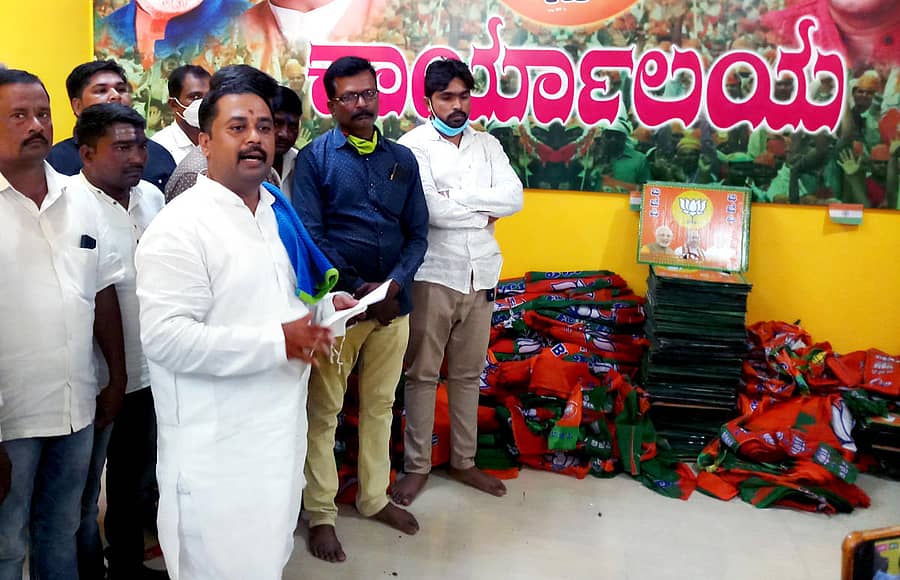 ಬಸವಕಲ್ಯಾಣದ ಬಿಜೆಪಿ ಕಚೇರಿಯಲ್ಲಿ ಸೋಮವಾರ ಮಾಜಿ ಶಾಸಕ ಮಲ್ಲಿಕಾರ್ಜುನ ಖೂಬಾ ಅವರು ಧ್ವಜ, ಬ್ಯಾನರ್ಗಳನ್ನು ಮರಳಿಸಿದರು