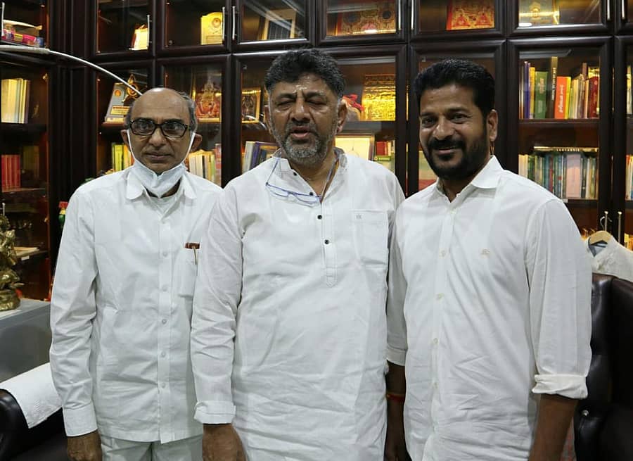 ಕೆಪಿಸಿಸಿ ಅಧ್ಯಕ್ಷ ಡಿ.ಕೆ. ಶಿವಕುಮಾರ್ ಜೊತೆ ರಘುವೀರ ರೆಡ್ಡಿ ಮತ್ತು ರೇವಂತ್ ರೆಡ್ಡಿ