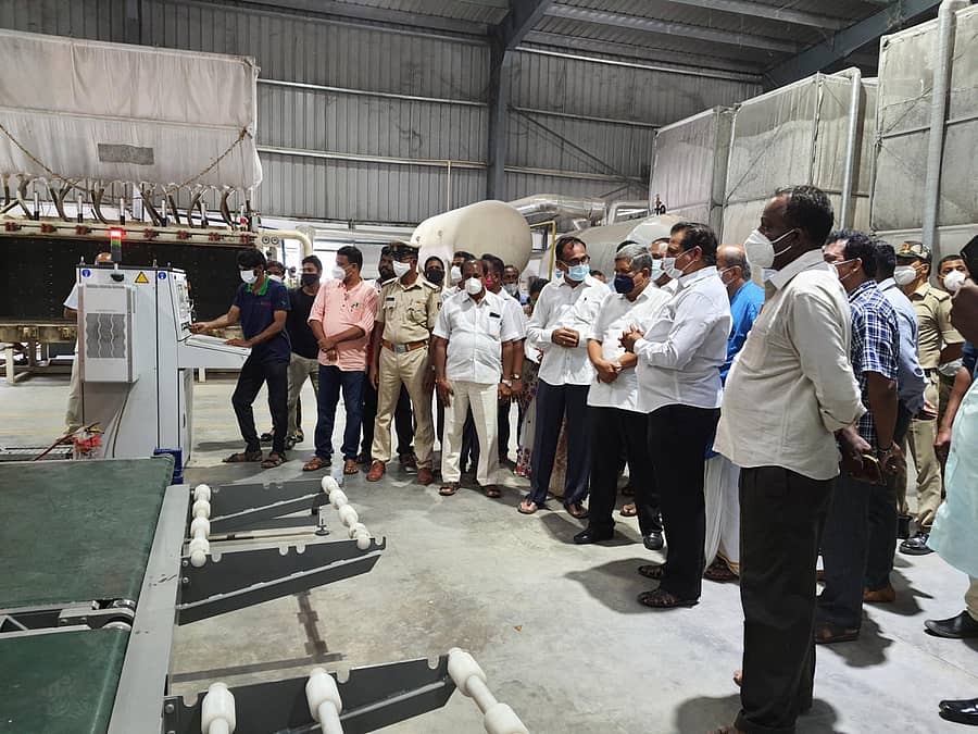 ನಂದಿಕೂರು ಕೈಗಾರಿಕಾ ಪ್ರದೇಶಕ್ಕೆ ಭೇಟಿ ನೀಡಿದ ಕೈಗಾರಿಕಾ ಸಚಿವ ಜಗದೀಶ ಶೆಟ್ಟಿರ್ ಕಂಪನಿಯೊಂದರ ತಯಾರಿಕಾ ಘಟಕವನ್ನು ವೀಕ್ಷಿಸಿದರು.