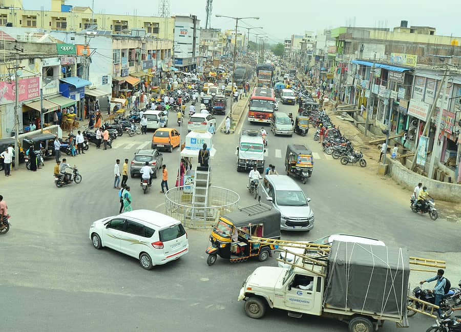 ಯಾದಗಿರಿಯ ಸುಭಾಷ ವೃತ್ತದ ಬಳಿ ವಾಹನ ಸಂಚಾರ ಸೋಮವಾರ ಅಧಿಕವಾಗಿತ್ತು
