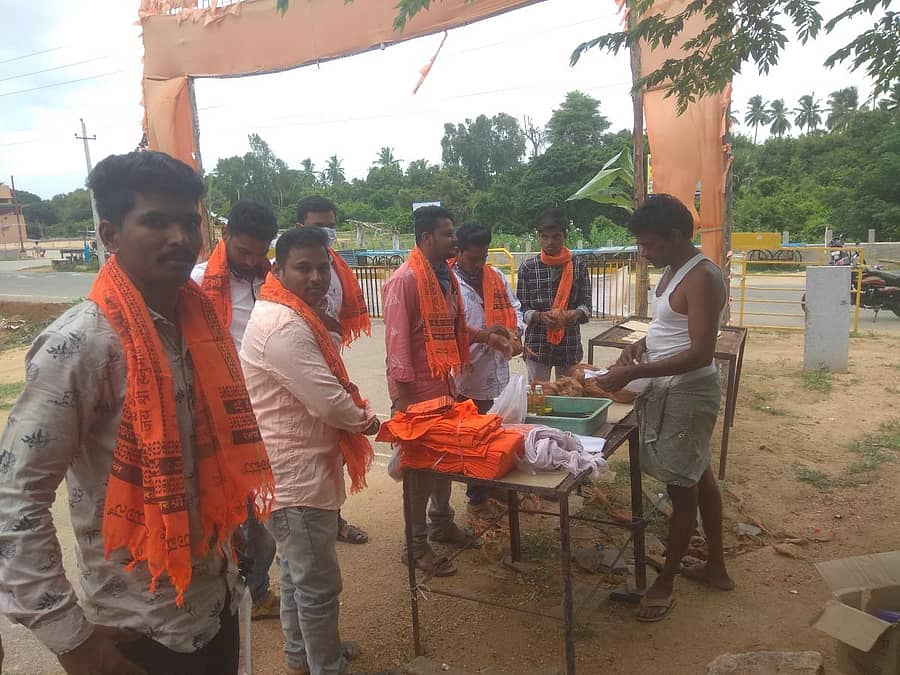 ಗಂಗಾವತಿ ತಾಲ್ಲೂಕಿನ ಆನೆಗೊಂದಿ ಸಮೀಪದ ಅಂಜನಾದ್ರಿ ಪರ್ವತದ ಬಳಿ ತೆಂಗಿನಕಾಯಿ ವ್ಯಾಪಾರ ಜೋರಾಗಿ ನಡೆದಿತ್ತು