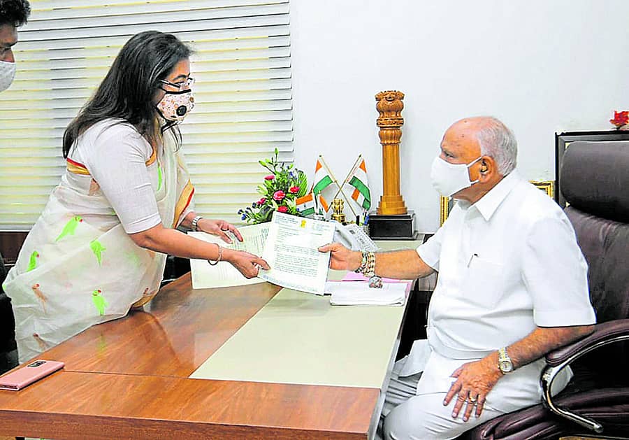 ಮಂಡ್ಯ ಸಂಸದೆ ಸುಮಲತಾ ಅಂಬರೀಷ್‌ ಅವರು ಮುಖ್ಯಮಂತ್ರಿ ಬಿ.ಎಸ್‌.ಯಡಿಯೂರಪ್ಪ ಅವರಿಗೆ ಮನವಿ ಸಲ್ಲಿಸಿದರು