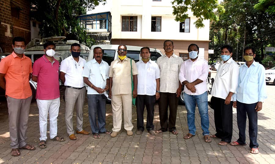 ಬೆಳಗಾವಿಯಲ್ಲಿ ಅದ್ಧೂರಿ ಗಣೇಶೋತ್ಸವಕ್ಕೆ ಅವಕಾಶ ನೀಡುವಂತೆ ಶಹಾಪುರ ಸಾರ್ವಜನಿಕ ಗಣೇಶೋತ್ಸವ ಮಂಡಳಿಯವರು ಜಿಲ್ಲಾಧಿಕಾರಿ ಕಚೇರಿಗೆ ಮನವಿ ಸಲ್ಲಿಸಿ ಹೊರಬಂದರು