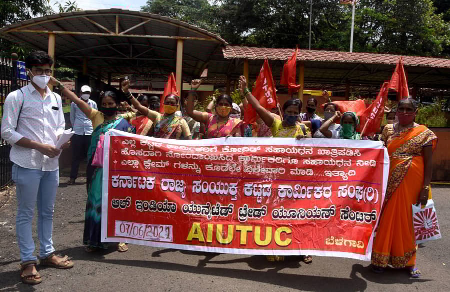 ವಿವಿಧ ಬೇಡಿಕೆ ಈಡೇರಿಕೆಗೆ ಆಗ್ರಹಿಸಿ ರಾಜ್ಯ ಸಂಯುಕ್ತ ಕಟ್ಟಡ ಕಾರ್ಮಿಕರ ಸಂಘದವರು ಬೆಳಗಾವಿಯ ಜಿಲ್ಲಾಧಿಕಾರಿ ಕಚೇರಿ ಆವರಣದಲ್ಲಿ ಮಂಗಳವಾರ ಪ್ರತಿಭಟನೆ ನಡೆಸಿದರುಪ್ರಜಾವಾಣಿ ಚಿತ್ರ