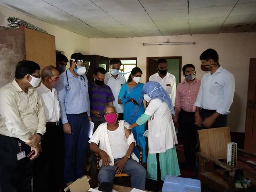 ಮಂಗಳೂರು ಮಹಾನಗರ ಪಾಲಿಕೆ ವತಿಯಿಂದ ಅಶಕ್ತರ ಮನೆಗೆ ತೆರಳಿ ಲಸಿಕೆ ನೀಡಲಾಯಿತು.