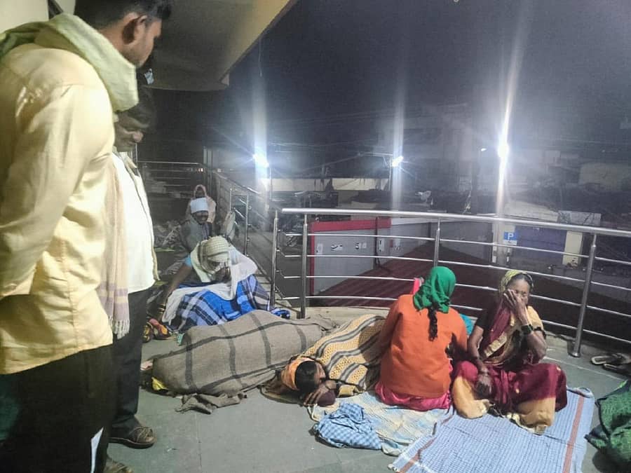 ಮುಂಡಗೋಡದ ಬ್ಯಾಂಕ್ ಎದುರು ಆಧಾರ್ ಕಾರ್ಡ್ ಜೋಡಣೆಗೆ ರಾತ್ರಿಯೇ ಪಾಳಿ ಹಚ್ಚಿ ಕುಳಿತಿರುವುದು