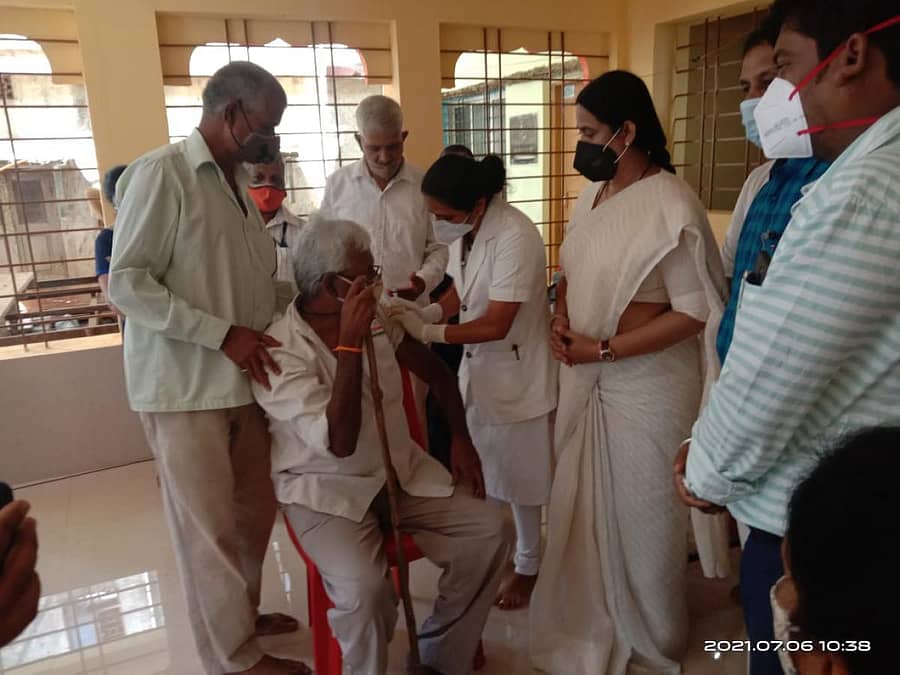 ಬೆಳಗಾವಿಯ ಹಿಂಡಲಗಾ ಗ್ರಾಮದಲ್ಲಿ ಕೋವಿಡ್ ಲಸಿಕಾ ಕಾರ್ಯಕ್ರಮಕ್ಕೆ ಶಾಸಕಿ ಲಕ್ಷ್ಮಿ ಹೆಬ್ಬಾಳಕರ ಮಂಗಳವಾರ ಚಾಲನೆ ನೀಡಿದರು