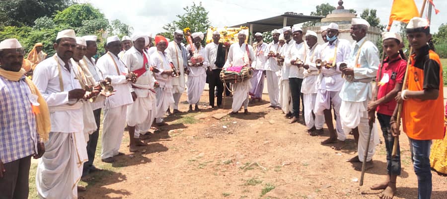 ಕಡಬಿ ಗ್ರಾಮದಲ್ಲಿ ಏಕಾದಶಿ ಪ್ರಯುಕ್ತ ಪಲ್ಲಕ್ಕಿ ಉತ್ಸವ ನಡೆಯಿತು