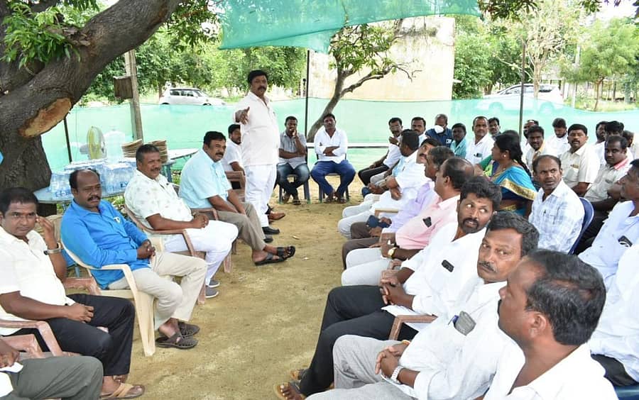 ಮಾಜಿ ಶಾಸಕ ವರ್ತೂರು ಪ್ರಕಾಶ್ ಜಿಲ್ಲಾ ಪಂಚಾಯಿತಿ ಮತ್ತು ತಾಲ್ಲೂಕು ಪಂಚಾಯಿತಿ ಚುನಾವಣೆ ಸಂಬಂಧ ಕೋಲಾರದಲ್ಲಿ ಮಂಗಳವಾರ ಬೆಂಬಲಿಗರ ಸಭೆ ನಡೆಸಿದರು