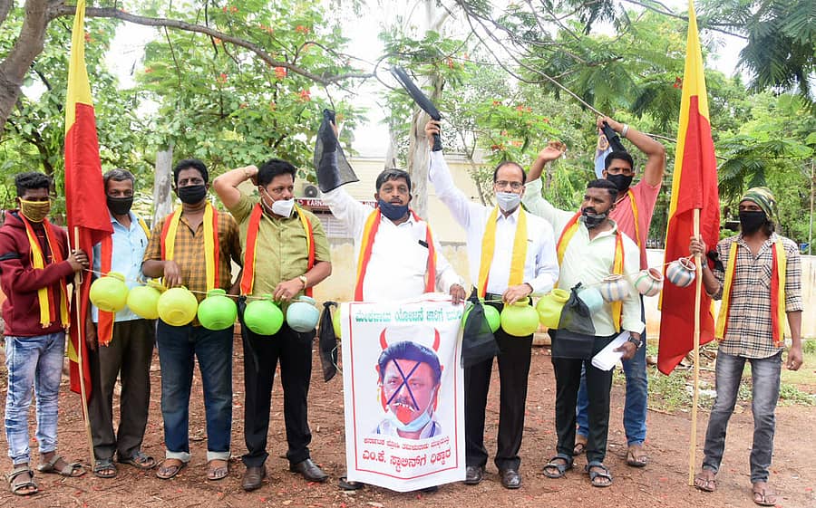 ಮೇಕೆದಾಟು ಯೋಜನೆಗೆ ಆಕ್ಷೇಪ ವ್ಯಕ್ತಪಡಿಸುತ್ತಿರುವ ತಮಿಳುನಾಡಿನ ಮುಖ್ಯಮಂತ್ರಿ ಸ್ಟಾಲಿನ್ ವಿರುದ್ಧ ಮೈಸೂರು ಜಿಲ್ಲಾ ಕನ್ನಡ ಚಳವಳಿಗಾರರ ಸಂಘದ ನೇತೃತ್ವದಲ್ಲಿ ಕಾರ್ಯಕರ್ತರು ಮೈಸೂರಿನ ಜಿಲ್ಲಾಧಿಕಾರಿ ಕಚೇರಿ ಮುಂಭಾಗ ಮಂಗಳವಾರ ಪ್ರತಿಭಟನೆ ನಡೆಸಿದರು