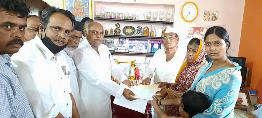 ಉಕ್ಕಲಿ ಗ್ರಾಮದ ಹುತಾತ್ಮ ಯೋಧ ಕಾಶಿರಾಯ ಬೊಮ್ಮನಹಳ್ಳಿ ಅವರ ಮನೆಗೆ ಮಂಗಳವಾರ‌ ತೆರಳಿ ಕುಟುಂಬಸ್ಥರಿಗೆ ಸಾಂತ್ವನ ಹೇಳಿದ  ಡಿಸಿಸಿ ಬ್ಯಾಂಕ್ ಅಧ್ಯಕ್ಷರೂ ಆದ ಶಾಸಕ ಶಿವಾನಂದ ಪಾಟೀಲ ಅವರು ₹5 ಲಕ್ಷ ವಿತರಿಸಿದರು