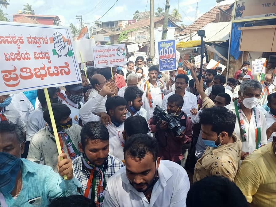 ತೈಲ ಬೆಲೆ ಏರಿಕೆ ವಿರುದ್ಧ ಡಿಕೆಶಿ ನೇತೃತ್ವದಲ್ಲಿ ಪ್ರತಿಭಟನೆ