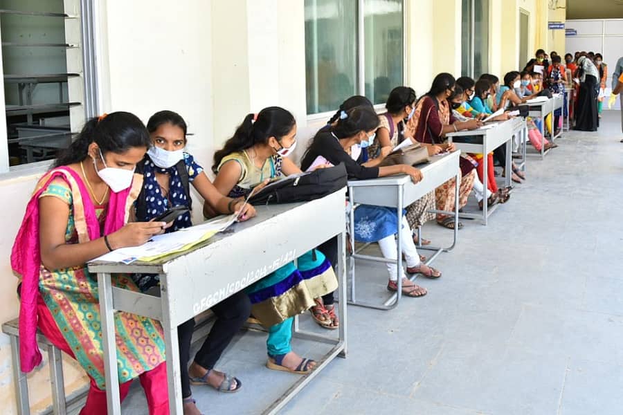 ಹಾವೇರಿ ತಾಲ್ಲೂಕು ಗಾಂಧಿಪುರ ಸರ್ಕಾರಿ ಪ್ರಥಮ ದರ್ಜೆ ಕಾಲೇಜಿನಲ್ಲಿ ಕೋವಿಡ್ ಲಸಿಕೆ ತೆಗೆದುಕೊಳ್ಳಲು ಸರದಿಯಲ್ಲಿ ಕುಳಿತಿದ್ದ ವಿದ್ಯಾರ್ಥಿನಿಯರು