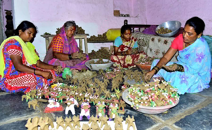 ಹಾವೇರಿಯ ಕುಂಬಾರ ಗುಂಡಿಯಲ್ಲಿ ‘ಮಣ್ಣೆತ್ತಿನ ಬಸವಣ್ಣ’ ಮೂರ್ತಿಗಳನ್ನು ತಯಾರಿಸುತ್ತಿರುವ ಮಹಿಳೆಯರು –ಪ್ರಜಾವಾಣಿ ಚಿತ್ರ: ಮಾಲತೇಶ ಇಚ್ಚಂಗಿ