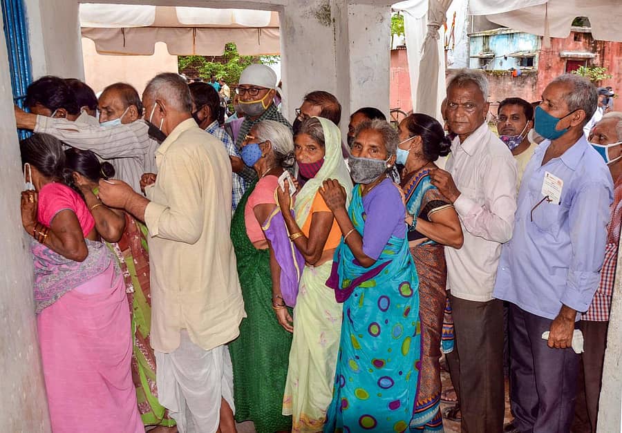 ಕೋವಿಡ್–19 ಲಸಿಕೆ ಹಾಕಿಸಿಕೊಳ್ಳಲು ಮಂಗಳವಾರ ರಾಂಚಿಯಲ್ಲಿ ಜನರು ಅಂತರ ಕಾಯ್ದುಕೊಳ್ಳದೆ ಸಾಲುಗಟ್ಟಿರುವುದು