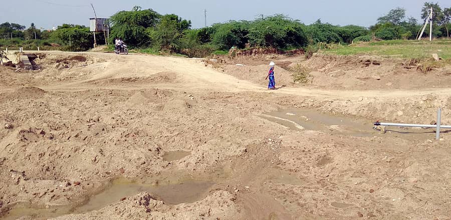 ಮಳೆಯ ಪ್ರವಾಹಕ್ಕೆ ಕೊಚ್ಚಿಹೋದ ಮಸ್ಕಿ ತಾಲ್ಲೂಕಿನ ಬಳಗಾನೂರು ಗ್ರಾಮದ ಹಿರೇಹಳ್ಳದ ಸೇತುವೆ