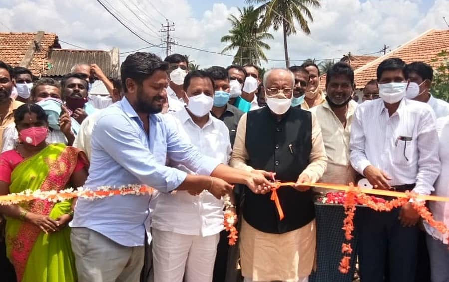 ಚನ್ನಗಿರಿ ತಾಲ್ಲೂಕಿನ ಗಂಗಗೊಂಡನಹಳ್ಳಿ ಗ್ರಾಮದಲ್ಲಿ ಪ್ರಧಾನಮಂತ್ರಿ ಗ್ರಾಮ ಸಡಕ್ ಯೋಜನೆ ಅಡಿ ನಿರ್ಮಿಸಿರುವ ಕೂಡು ರಸ್ತೆಯನ್ನು ಸಂಸದ ಜಿ.ಎಂ. ಸಿದ್ದೇಶ್ವರ ಹಾಗೂ ಶಾಸಕ ಮಾಡಾಳ್ ವಿರೂಪಾಕ್ಷಪ್ಪ ಮಂಗಳವಾರ ಲೋಕಾರ್ಪಣೆಗೊಳಿಸಿದರು.